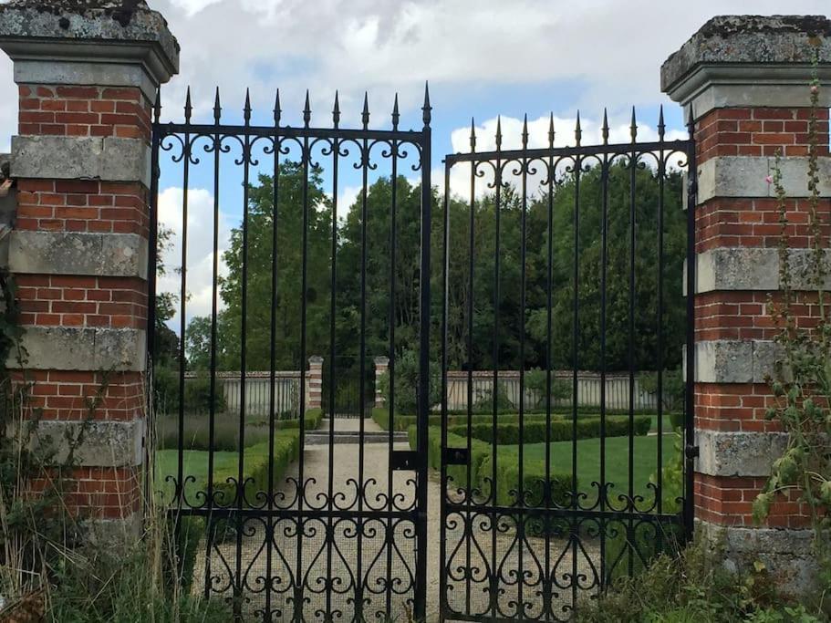 Charming Romantic Tower In Chateau Estate Ocquerre Exterior photo